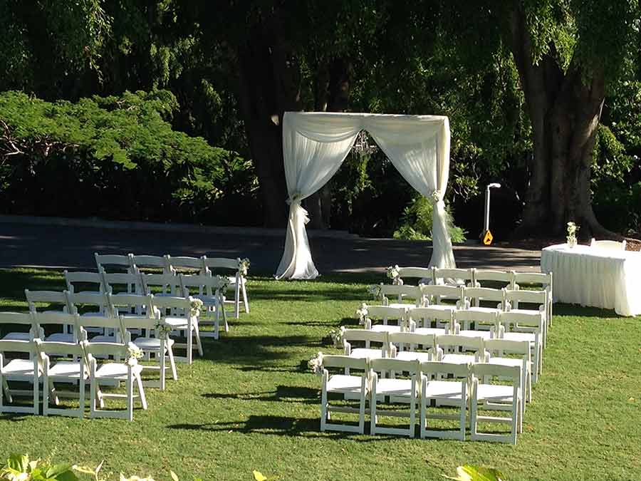 The most important things couples need to think about (and sometimes forget!) when it comes to an outdoor wedding ceremony.